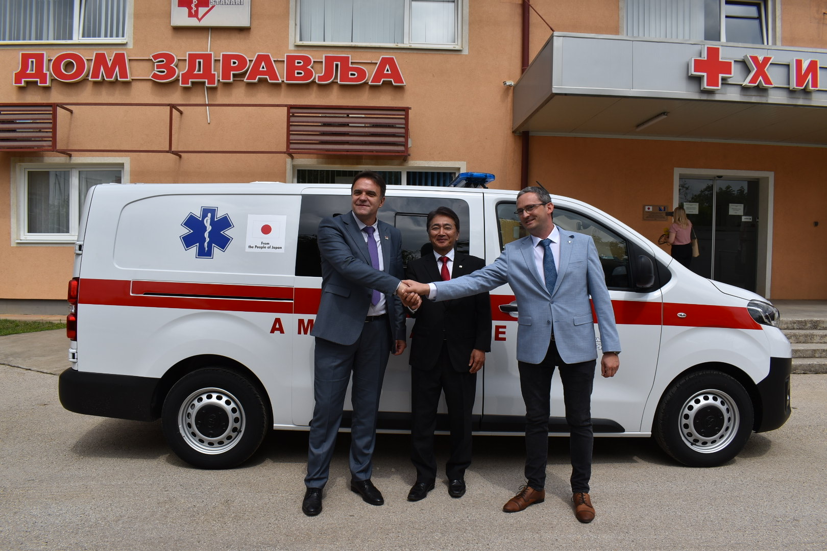 日本、ボスニア・ヘルツェゴビナの保健センターに救急車と医療機器を寄贈