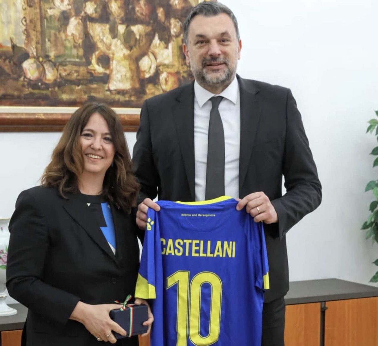 Ambassador Castellani to Cheer for BiH at World Cup After Symbolic Jersey Exchange